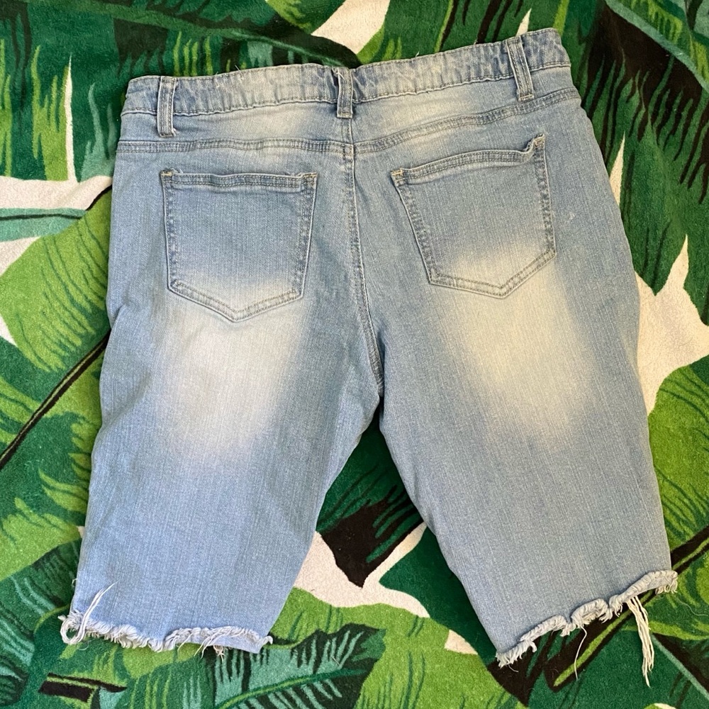 😇 SOLD - RIPPED DENIM BERMUDA SHORTS - Picture 4 of 4